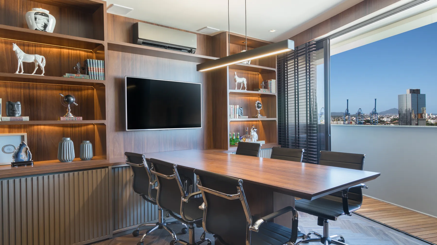 Sala de reunião do escritório com vista para Balneário Camboriú