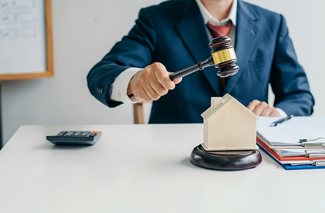 Advogado especialista em direito imobiliário e Escritório de Advocacia 2026 representado por profissional revisando contrato de compra e venda de imóvel, com foco em segurança jurídica, regularização e consultoria especializada no setor imobiliário.