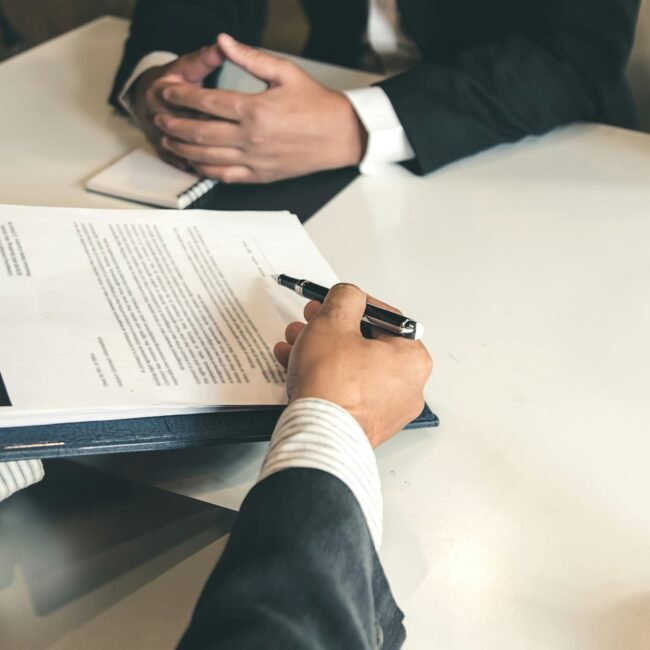 Atraso na Entrega de Obras 2026: Seus Direitos e o Prazo de 180 Dias ilustrado por comprador de imóvel conversando com advogado, abordando cláusulas contratuais, indenização por atraso e prorrogação legal de prazo.