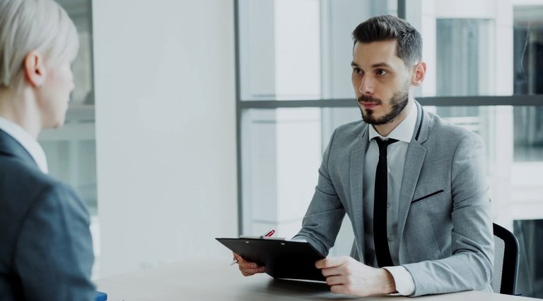 Reunião corporativa analisa o que aconteceu com a Ambipar o que aconteceu com a ambipar?: Executivo analisa prancheta em reunião sobre recuperação corporativa e perspectivas