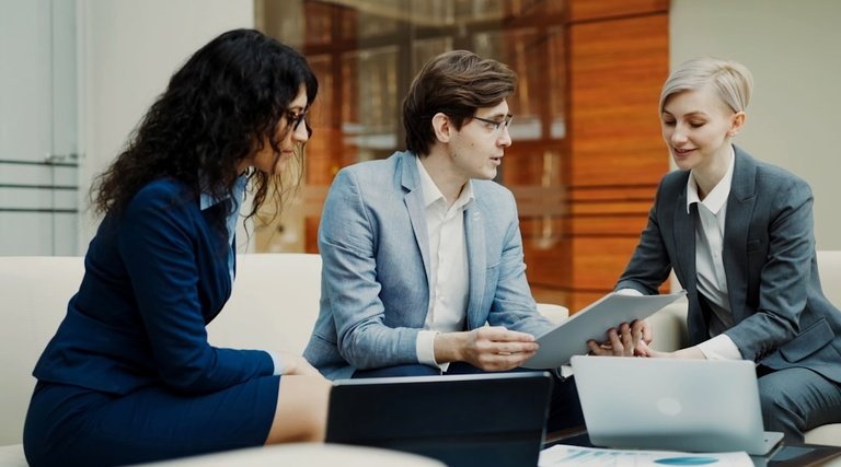 O que aconteceu com a Ambipar: diferenças entre COE e ações o que aconteceu com a ambipar?: Consultora financeira explica diferenças entre investimentos em COE e ações para clientes