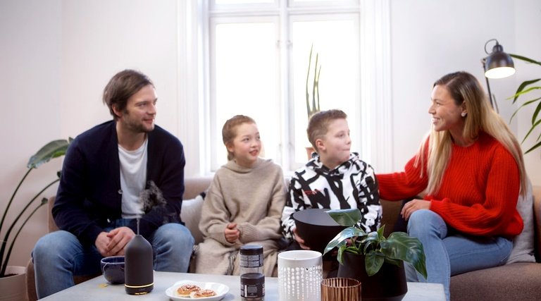 Advogado de Família Balneário Camboriú: diálogo sobre guarda Advogado de Família Balneário Camboriú: Pais conversam com dois filhos menores sobre acordos de guarda e convivência familiar