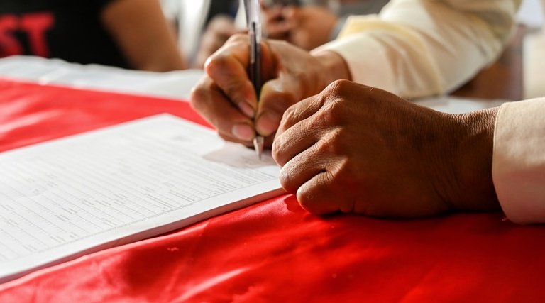 Advogado de Família Balneário Camboriú: formalização Advogado de Família Balneário Camboriú: Casal assina contrato de união estável formalizado em documentação jurídica