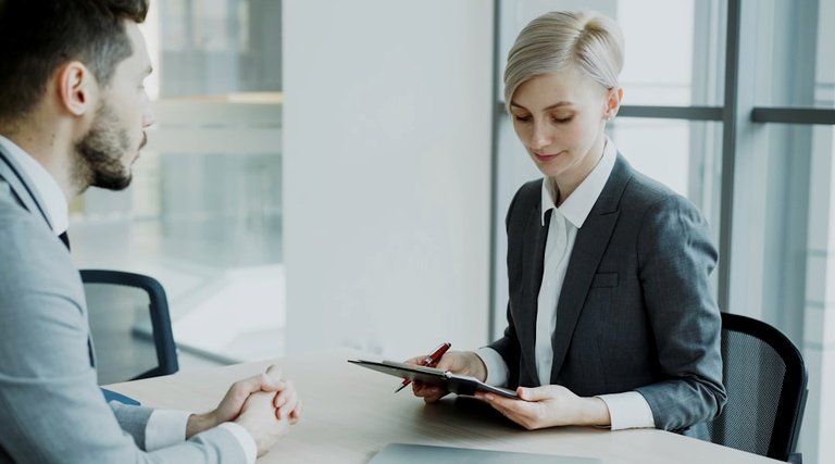 Advogado Imóvel Luxo Reunião Escritório Advogado para imóvel de luxo: profissional em traje formal escrevendo em caderno durante reunião em escritório
