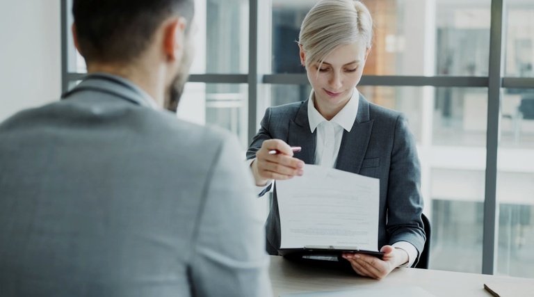 Advogado Imóvel Luxo Apresentando Documentação Cliente Advogado para imóvel de luxo: profissional de terno apresentando documento em pasta para cliente em ambiente corporativo