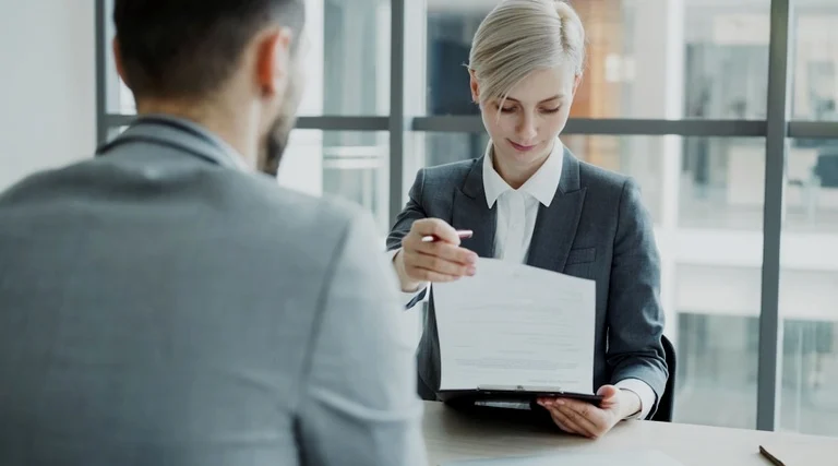 Advogado Imóvel Luxo Apresentando Documentação Cliente Advogado para imóvel de luxo: profissional de terno apresentando documento em pasta para cliente em ambiente corporativo