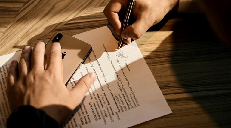 Atraso entrega imovel na planta contrato maquina escrever Atraso entrega imovel na planta: maquina de escrever verde com folha branca exibindo a palavra CONTRACT em letras maiusculas