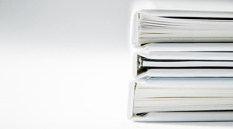 processar xp investimentos: Pilha de processos jurídicos empilhados sobre fundo branco ilustrando mudanças na