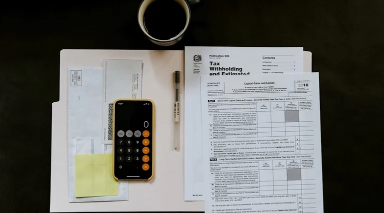 Declaração de herança e documentos fiscais Quem recebeu herança precisa declarar imposto de renda: calculadora sobre formulários fiscais e documentos em mesa
