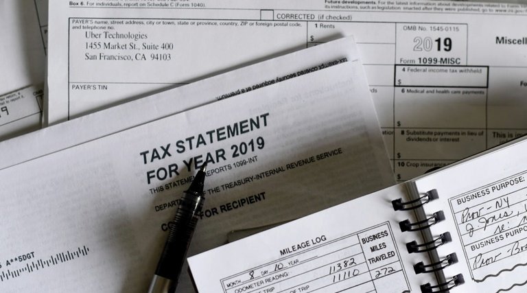 Declarar imposto renda herança formulários fiscais Quem recebeu herança precisa declarar imposto de renda: formulário Tax Statement 2019 e Form 1099 sobre mesa