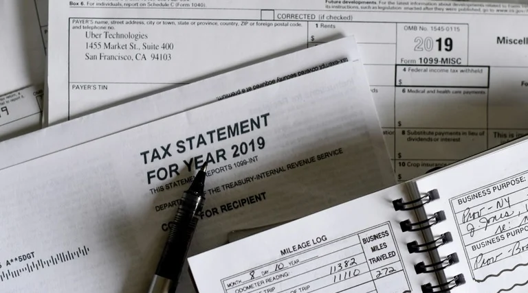 Declarar imposto renda herança formulários fiscais Quem recebeu herança precisa declarar imposto de renda: formulário Tax Statement 2019 e Form 1099 sobre mesa