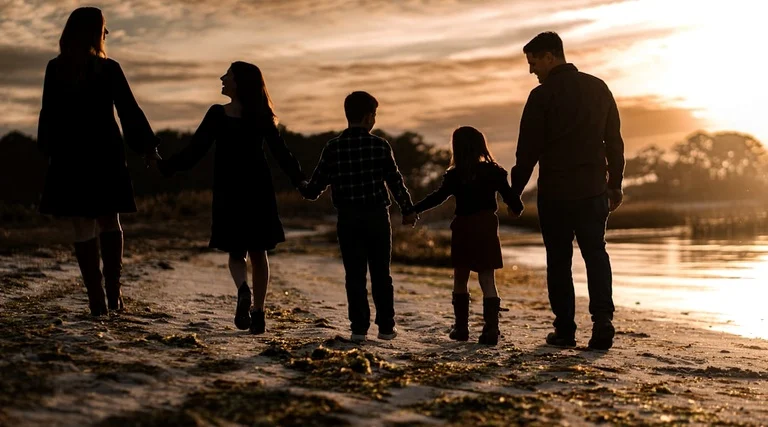 Advogado holding Familiar família unida Advogado holding Familiar: cinco pessoas de maos dadas em silhueta na beira de um lago ao entardecer