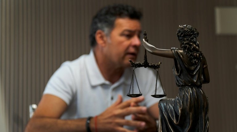 Advogado holding Familiar: mãos de adultos e criança sobrepostas formando união em preto e branco