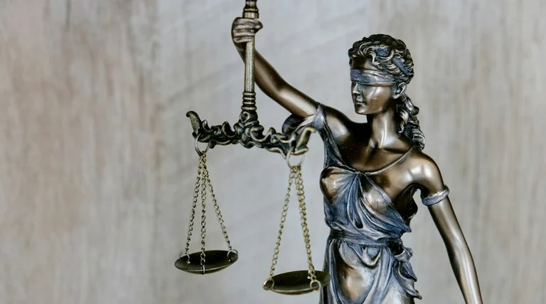 Advogado Especialista em Direto Imobiliário em Balneário Camboriú: Estátua da Justiça com balança simbolizando análise