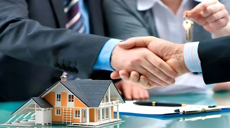 Advogado Especialista em Direto Imobiliário em Balneário Camboriú: Profissionais fechando negócio imobiliário com aperto