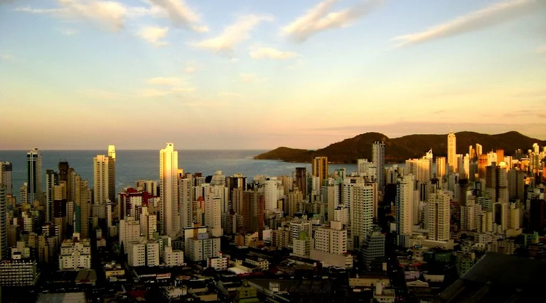 Advogado Especialista em Direto Imobiliário em Balneário Camboriú: Vista aérea de Balneário Camboriú ao entardecer