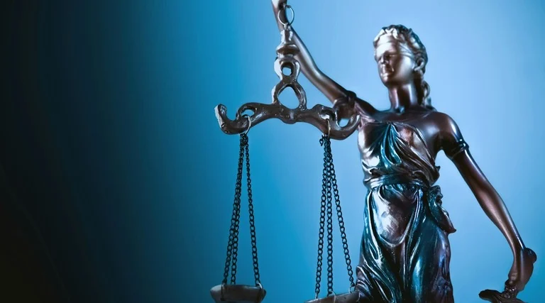advogado especialista sucessão em balneário Camboriú: Estátua da Justiça segurando balança simboliza escolha
