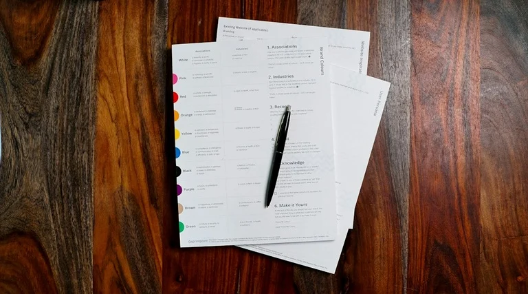 advogado especialista sucessão em balneário Camboriú: Documentos de inventário e partilha de bens organizados sobre mesa