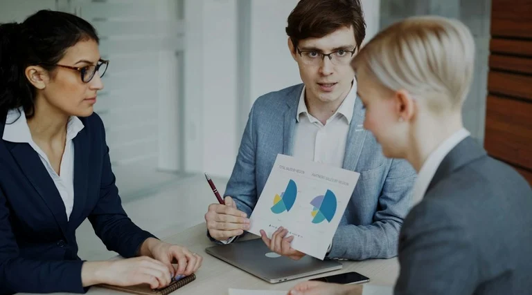 advogado para ruptura de suitability: Profissional apresenta documentos com gráficos durante reunião sobre regulação