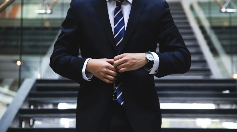 advogado para ruptura de suitability: Profissional ajusta terno em ambiente corporativo ao avaliar diferenças entre falha