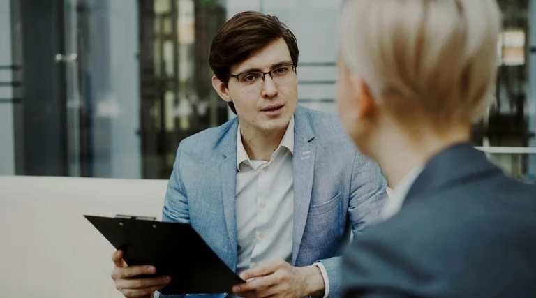 holding patrimonial vantagens e desvantagens: Consultor explica mudanças na holding patrimonial durante reunião com cliente